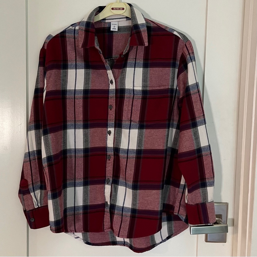 Old Navy Women's Burgundy and Navy Flannel Plaid Boyfriend Shirt. Size small.